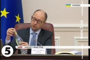 Яценюк закликав боротись з контрафактною горілкою