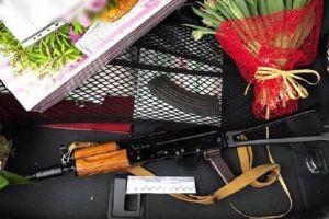 У центрі Києва поліція виявила автомат Калашникова в багажнику автомобіля