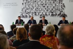 Імена п'ятьох наймолодших Героїв Небесної Сотні будуть увічнені в іменних стипендіях – Порошенко
