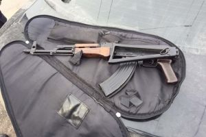 Чорні іномарки та зброя: поліція Кропивницького затримала винних у стрілянині біля міського суду