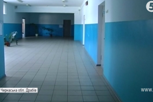 Стеля з "ефектом водоспаду" та пліснява: чому школярі Черкащини навчаються у горе-споруді