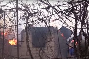 Записки з передової: У старій Авдіївці від влучання ворожого снаряду сталася сильна пожежа – відео