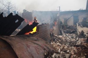 Як у Авдіївці пожежу після обстрілу бойовиків допомагала гасити знімальна група "5 каналу" &ndash; фото