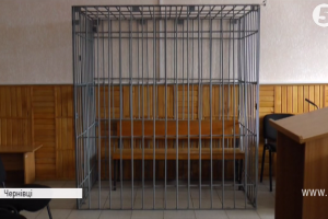 "Тортури металевою камерою": У Чернівцях підсудні поскаржилися на нелюдські умови тримання в суді