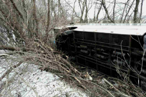 На Донеччині злетів з дороги автобус, який перевозив понад 50 пасажирів