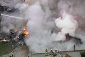 На житлові будинки у Каліфорнії впав літак: є загиблі