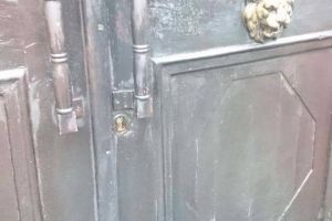  "Цього разу "візиток" не залишили": невідомі підпалили двері інституту національної пам'яті