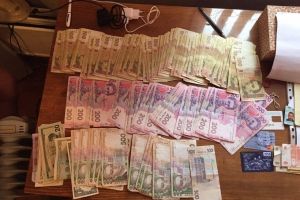 Столична прокуратура викрила шайку діючих та колишніх поліцейських