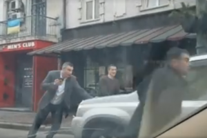 По телефону поговорити і авто відштовхати: Кличко однією рукою прибрав джип з проїжджої частини – відео