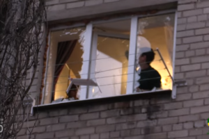 В Авдіївці склять вибиті ворожими снарядами вікна та встановили резервуари з водою – Жебрівський
