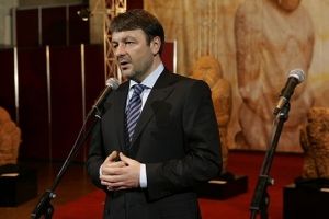 1 мільйон євро та золото: ГПУ провела обшук в екс-чільника Держуправління справами