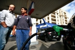 На українських АЗС нарешті почало дешевшати паливо