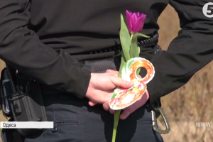 День весни в Одесі: як копи вітали "прекрасних дам" зі святом