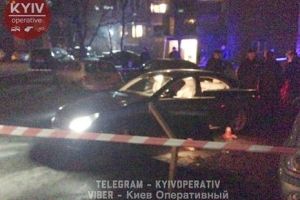 У центрі Києва невідомі розстріляли Mercedes, є загиблий