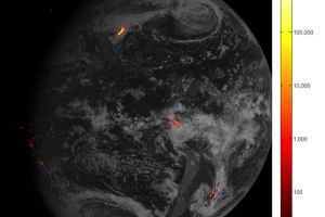 NASA опублікувало перші фото блискавки, зроблені погодним супутником