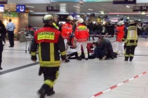 На вокзалі Дюссельдорфа невідомий із сокирою напав на людей