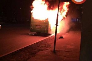 У Києві вщент згоріла маршрутка – відео та фото