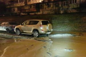Підтоплений асфальт та перекритий рух: На Борщагівці у Києві стався прорив холодної води