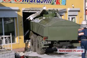 У Миколаєві військовий бензовоз протаранив два магазини: загинула людина