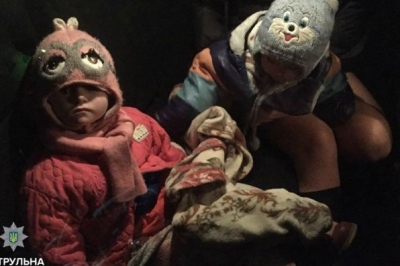 У Києві затримали горе-матір, яка покинула своїх двох немовлят напризволяще