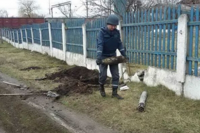 Рятувальники ліквідовують вибухівки у дворах мешканців Балаклії 