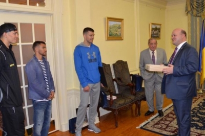 Боксерам дарують державний прапор 