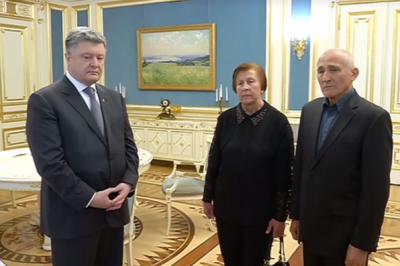 Порошенко вручив "Золоту Зірку" батькам загиблого в АТО оперного співака