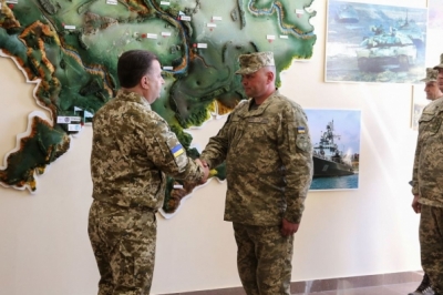 Полторак нагороджує офіцерів-учасників АТО факультету військової підготовки НТУ "ХПІ"