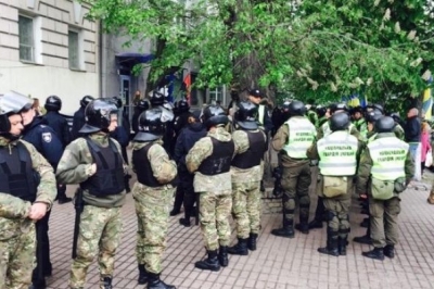 Сутички біля офісу ОУН
