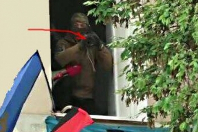 Гранатометник у вікні київського офісу ОУН