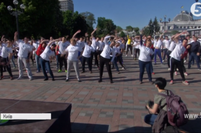 Зарядка у Маріїнському парку