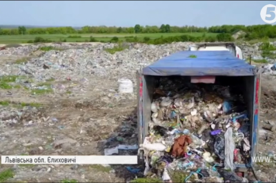 фура застрягла під час скидання львівського сміття 