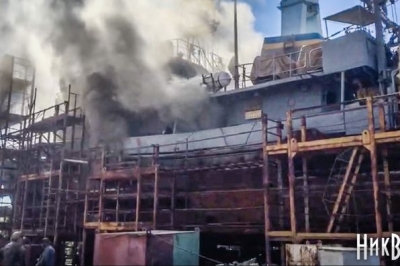 У Миколаєві горить судно ВМСУ