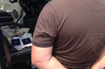 посадовець, що незаконно переоформляв паспорти