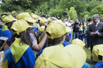 президент зустрівся з дітьми учасників АТО, що їдуть на відпочинок до Угорщини 