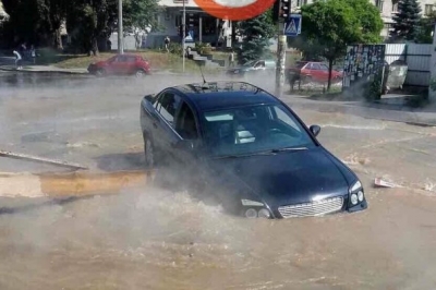 У Києві авто з жінкою та немовлям провалилось у вирву