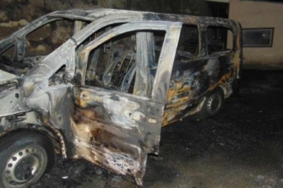 У Києві невідомі підпалили мікроавтобус із водієм всередині