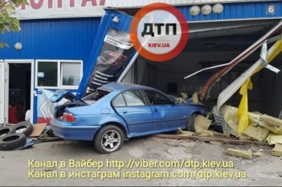 У Києві BMW на швидкості злетів із дороги і в’їхав у авто мийку 
