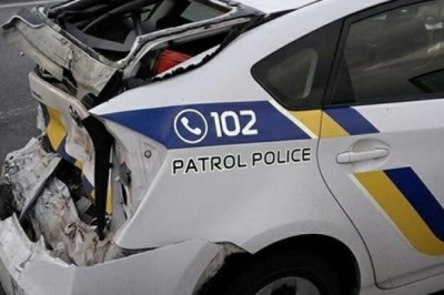 У Києві вантажівка на швидкості врізалась у службове авто патрульної поліції