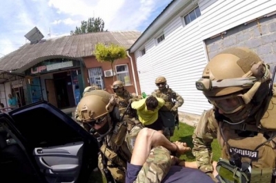 На Дніпропетровщині поліція затримала чоловіків, які задля наживи вчинили подвійне вбивство й поранили жінку