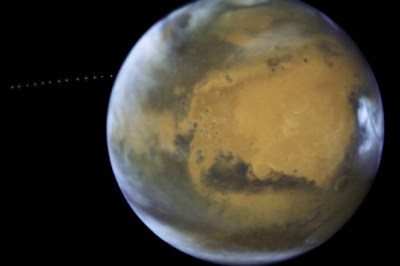 У NASA показали "подорож" супутника навколо Марса