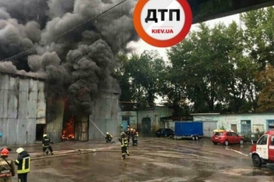У Києві спалахнув склад з автозапчастинами