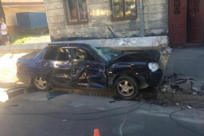 У Львові внаслідок ДТП на легковик упав стовп