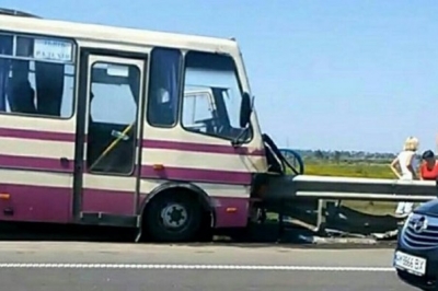 На Львівщині автобус з пасажирам влетів у відбійник