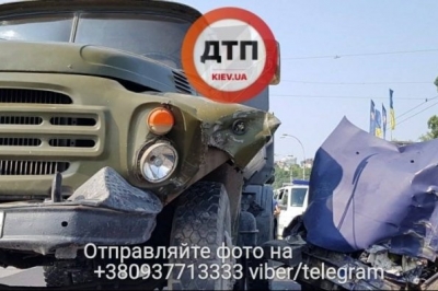 У столиці на мосту Патона водій ВАЗ зіткнувся із ЗІЛом 
