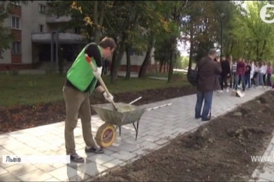 Переселенці висадили алею троянд у Львові