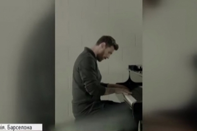 Ліонель Мессі грає гімн Ліги чемпіонів