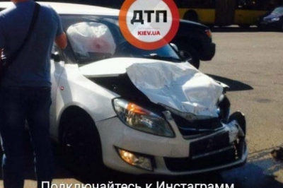 у Києві на легковик з евакуатора впав 100-кілограмовий сейф 