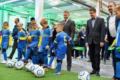 відкриття заводу з виробництва штучного покриття для футбольних полів 