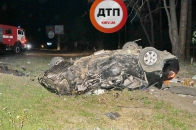 у столиці легковики відкинуло у кювет і зім'яло до задніх дверей